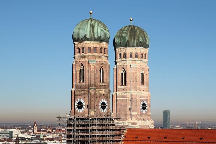 Best of Munich Private Walking Tour: Marienplatz, Viktualienmarkt & English Garden