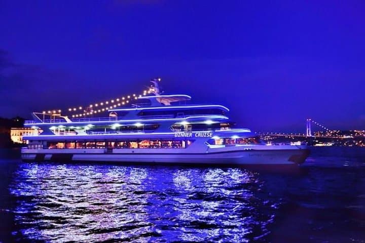 Bosphorus Dinner & Show Cruise: Evening Cruise with Live Dance & Whirling Dervishes