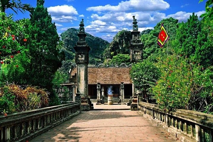 Hoa Lu & Tam Coc Full-Day: Boat Sampan, Ancient Temples, Countryside Cycling photo 5