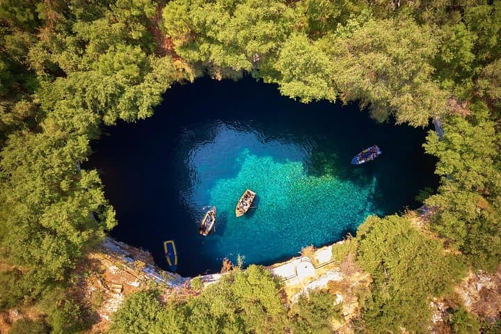 Best of Kefalonia Half-Day Private Sightseeing Tour: Melissani Cave, Drogarati & Robola Winery