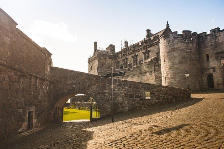 Stirling Castle and Loch Lomond Day Trip from Glasgow with 1-Hour Cruise