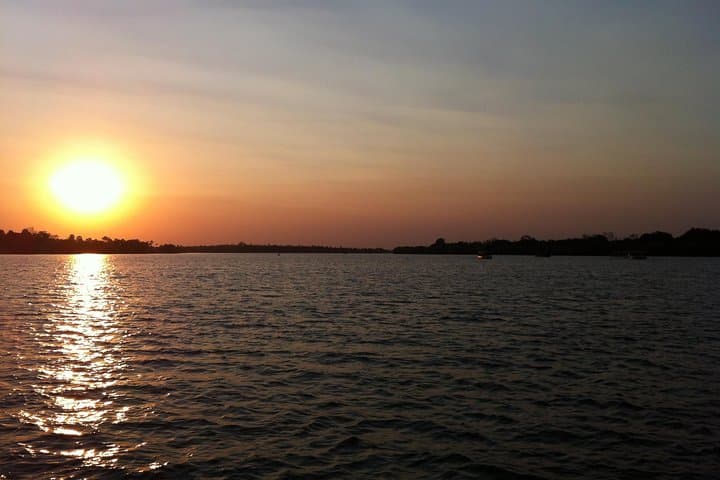 Victoria Falls 3-Day Guided Tour: Zambezi Sunset Cruise & Falls Walk photo 2