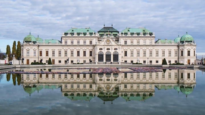 Prague to Vienna Private Transfer with 2-Hour Sightseeing Stop photo 2