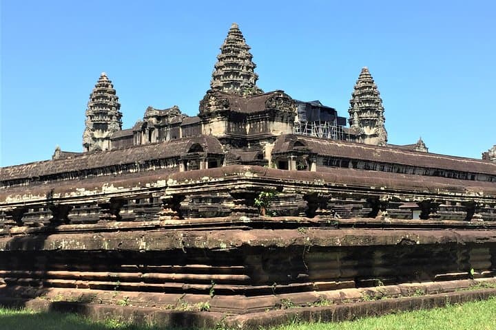 Private Angkor Bike Tour: Cycle Angkor Wat, Bayon & Ta Prohm photo 2