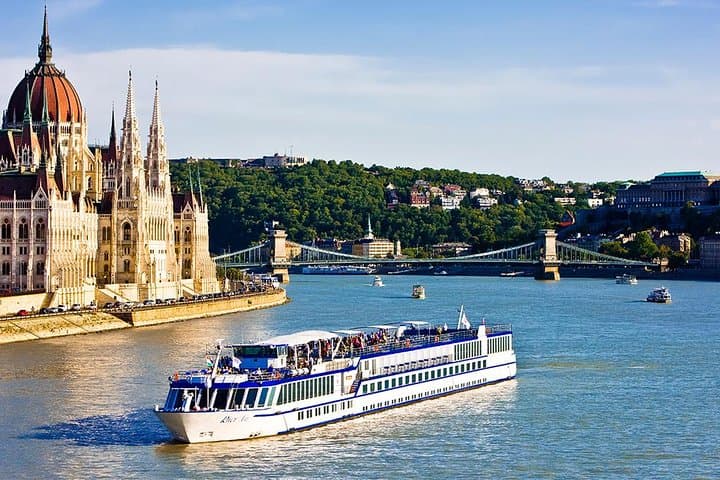 Budapest Full-Day Private City Tour with Danube Cruise and Lunch photo 5