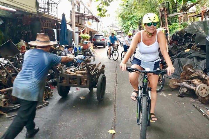 Bangkok Riverside Bike Tour: Talad Noi, Chinatown & Flower Market (3-Hour Morning Ride) photo 2