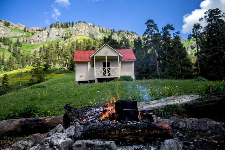 Tbilisi to Borjomi Day Tour: Mtskheta Monuments & Borjomi-Kharagauli National Park Trek