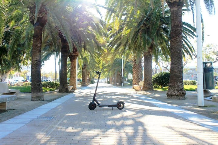 Explore Valencia by Electric Scooter: Flexible City Rentals with Helmet Included photo 5