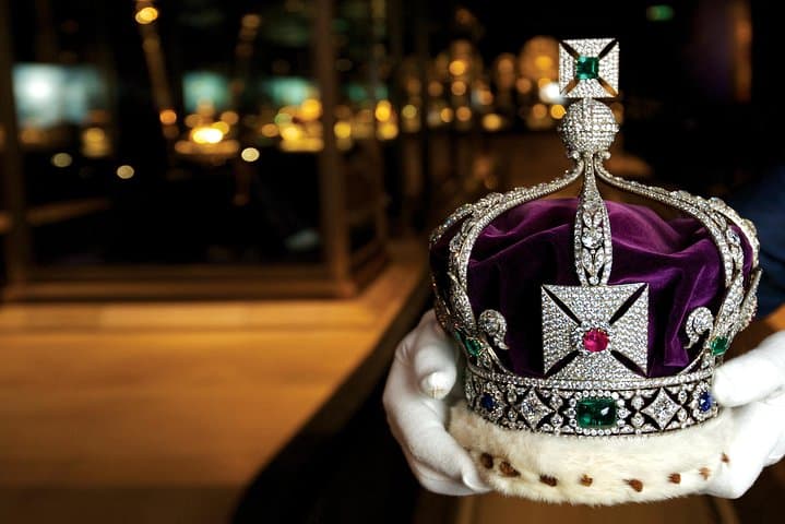 Visiting the Tower of London: Crown Jewels & Beefeater Tour Guide photo 2