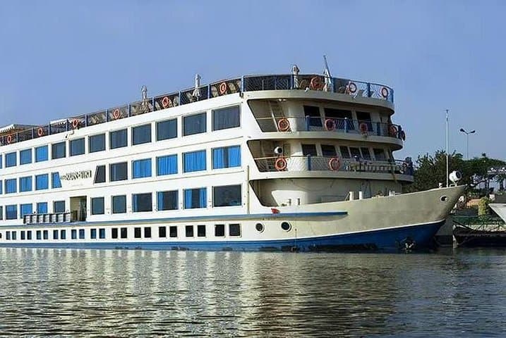 Nile Dinner Cruise in Cairo: Evening Cruise with Dinner, Belly Dance & Transfers photo 2