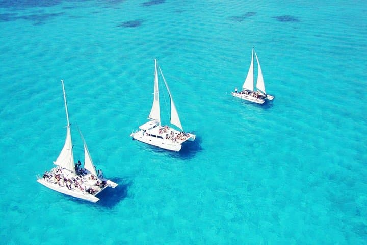 Snorkel Isla Mujeres by Catamaran: Full-Day Sail, Reef Snorkel & Beach Club photo 2