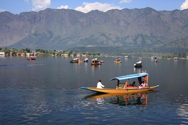 Luxury 7-Day Kashmir Itinerary: Srinagar, Gulmarg & Pahalgam with Dinner photo 3