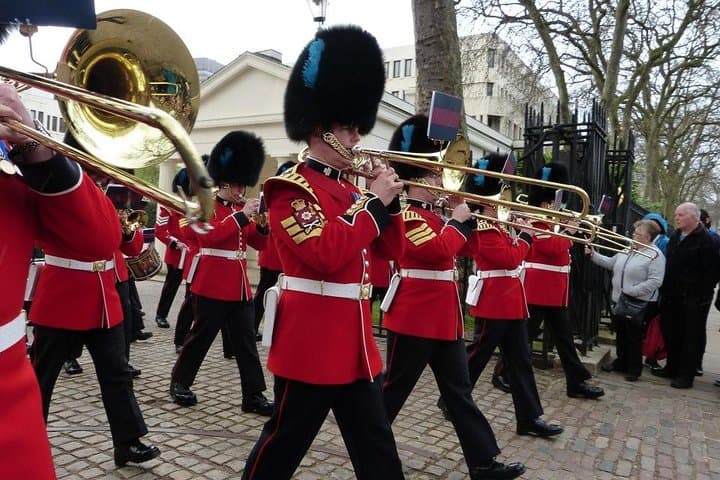 Changing of the Guard Guided Walking Tour in London — Insider's Guide photo 2