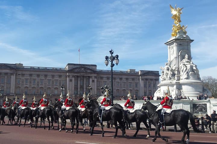 Changing of the Guard Guided Walking Tour in London — Insider's Guide photo 3