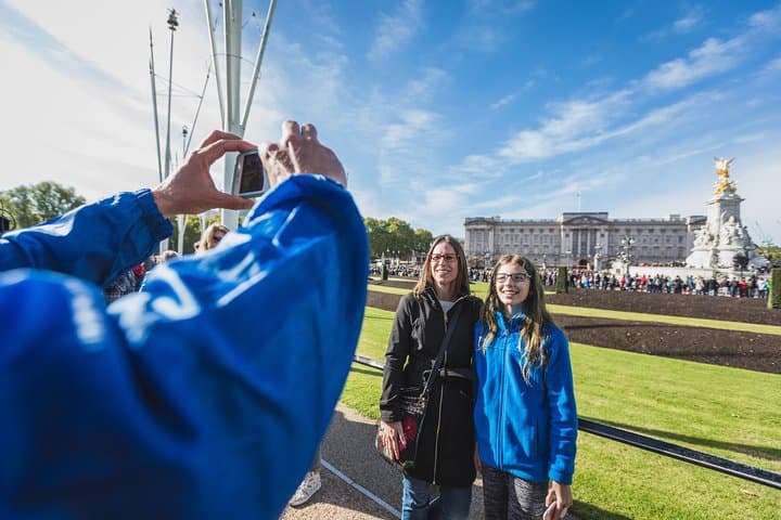 Changing of the Guard Guided Walking Tour in London — Insider's Guide photo 4