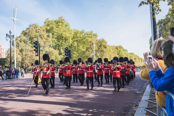 Changing of the Guard Guided Walking Tour in London — Insider's Guide photo 5
