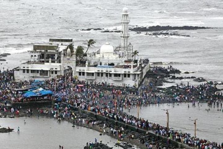 Mumbai Religious Walking Tour: Haji Ali Dargah & Local Temples