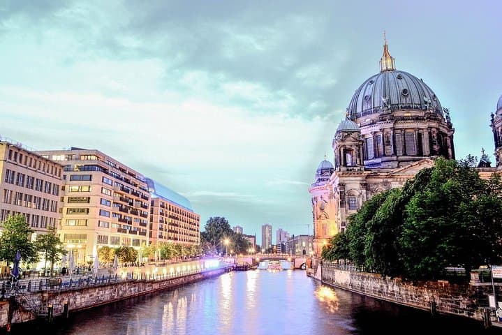 Prague to Berlin Private Transfer with 2-Hour Sightseeing Stop photo 3