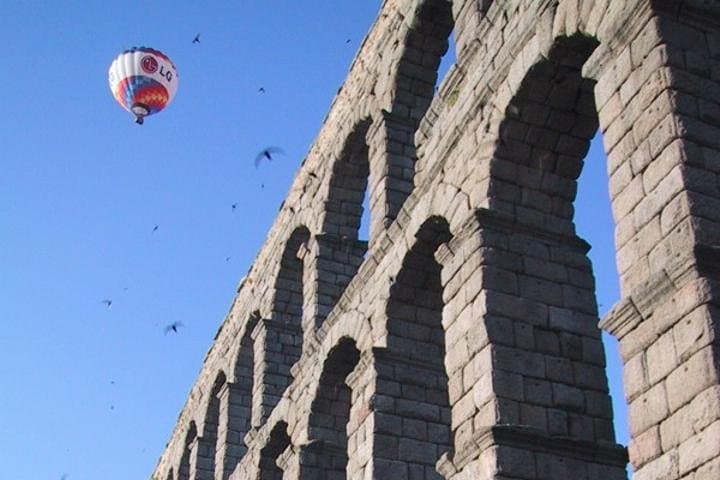 Sunrise Hot-Air Balloon Over Segovia: Aqueduct & Alcázar Aerial Flight photo 5