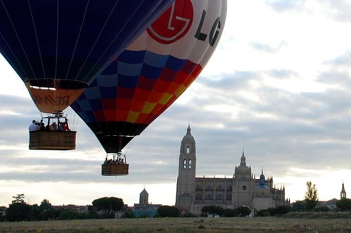 Sunrise Hot-Air Balloon Over Segovia: Aqueduct & Alcázar Aerial Flight photo 4