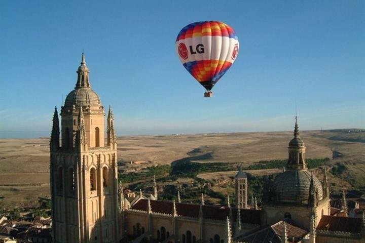 Sunrise Hot-Air Balloon Over Segovia: Aqueduct & Alcázar Aerial Flight photo 3