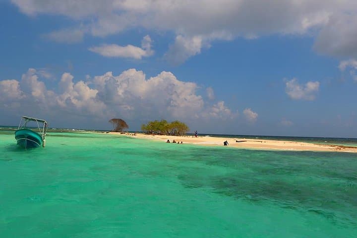 Day Cruise from Oak Ridge to Pigeon Cay — Snorkel Roatán's Turquoise Reefs photo 6