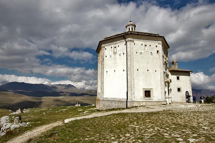Medieval Abruzzo Day Tour: Rocca Calascio & Santo Stefano di Sessanio with Local Lunch