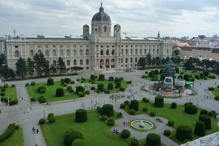 Prague to Vienna Private Transfer with 2-Hour Sightseeing Stop photo 3