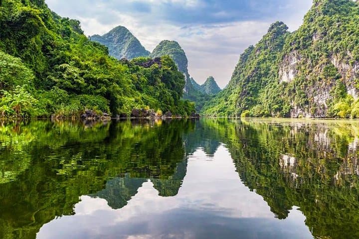Bai Dinh & Trang An Full-Day: Pagodas, Limestone Caves & Boat Ride