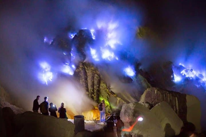 Kawah Ijen Blue Fire Tour: Night Hike to See the Blue Flame & Sulfur Miners (Shared Budget Package) photo 2