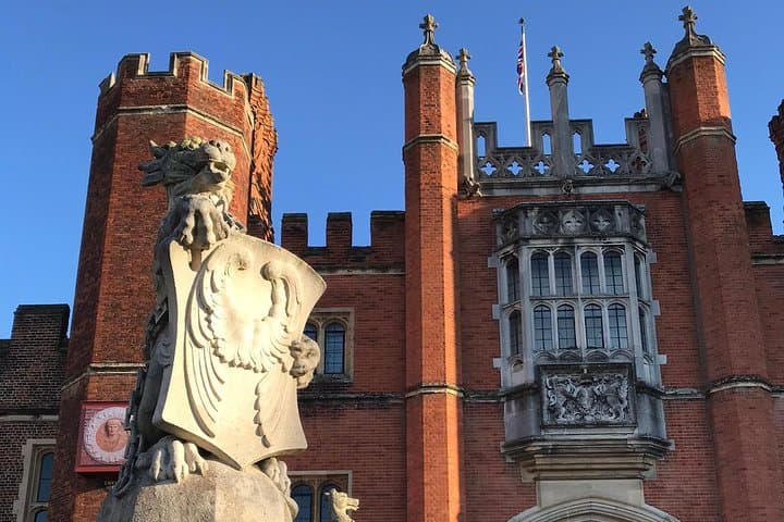 Private Guided Tour of Hampton Court Palace by Luxury Sedan