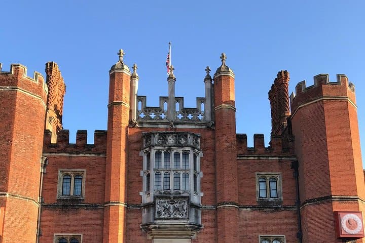 Private Guided Tour of Hampton Court Palace by Luxury Sedan photo 3