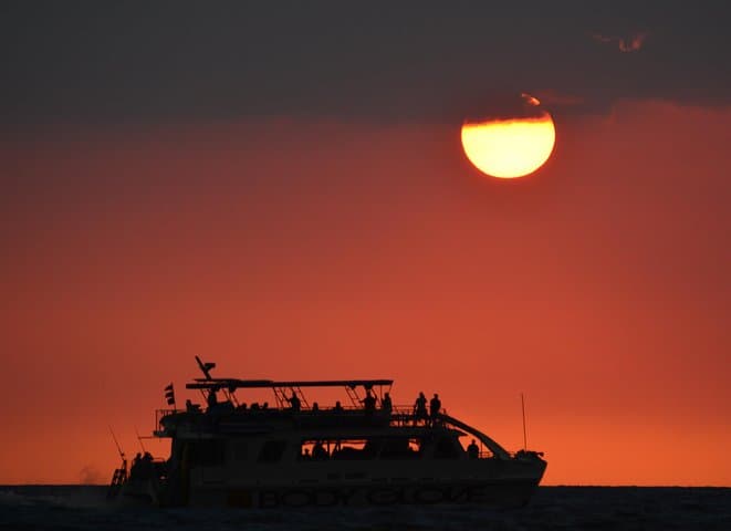 Kealakekua Bay Dinner Cruise: Kona Sunset Sail to Captain Cook Monument photo 4