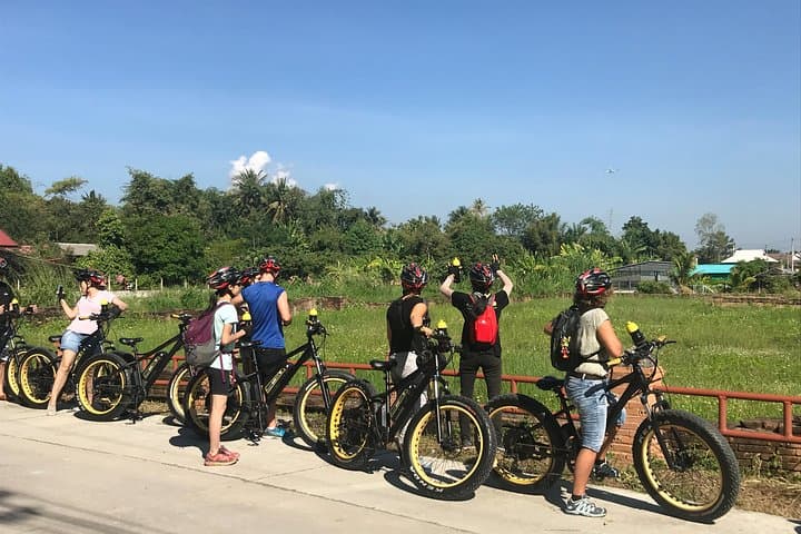 Half-Day E‑Bike Ride Through Chiang Mai Rice Paddies & Ping River
