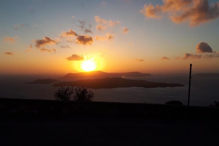 Santorini Sunset Private Tour: Oia, Skaros & Caldera Views