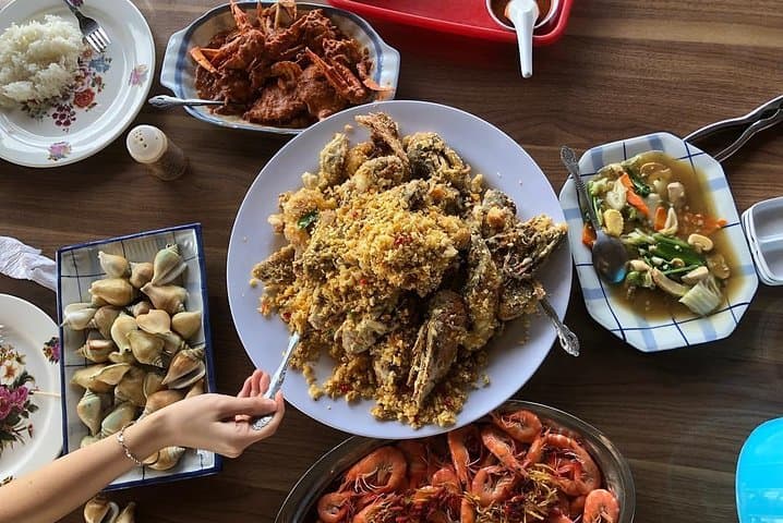 Full-Day Batam Island Tour: Barelang Bridge, Maha Vihara & Kelong Seafood Lunch