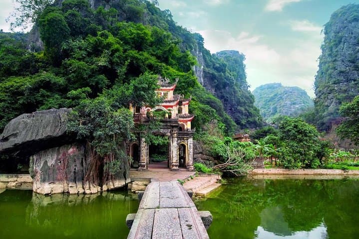Trang An & Bai Dinh: One-Day Boat and Temple Tour from Hanoi photo 3