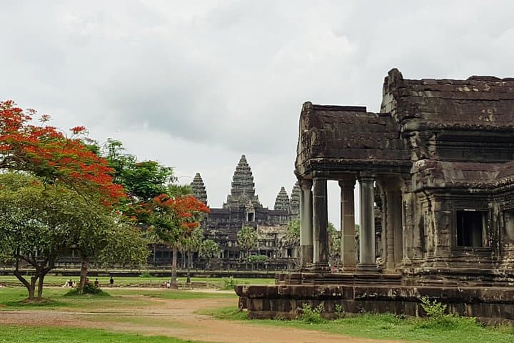 Angkor Small Tour: Angkor Wat, Bayon, Ta Prohm & Banteay Srei in One Day photo 1