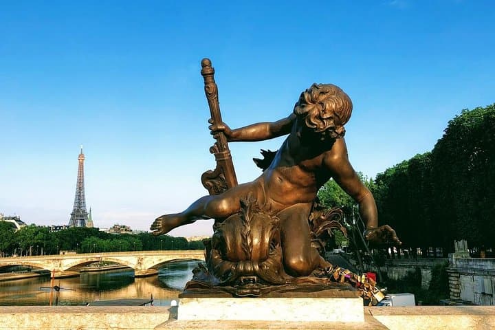Portuguese-Guided Paris City Tour: Eiffel, Champs-Élysées & Perfume Museum photo 2