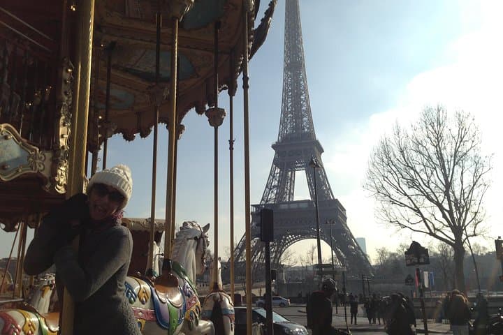 Portuguese-Guided Paris City Tour: Eiffel, Champs-Élysées & Perfume Museum photo 3
