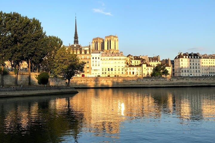 Portuguese-Guided Paris City Tour: Eiffel, Champs-Élysées & Perfume Museum photo 4