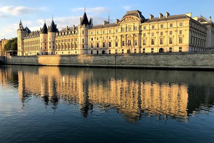 Portuguese-Guided Paris City Tour: Eiffel, Champs-Élysées & Perfume Museum photo 5