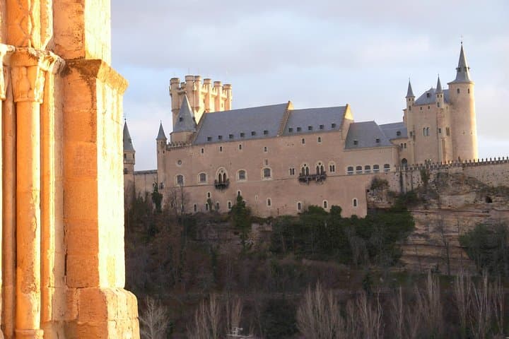 Segovia Walking Tour: Aqueduct, Cathedral & Alcázar in 1–2 Hours