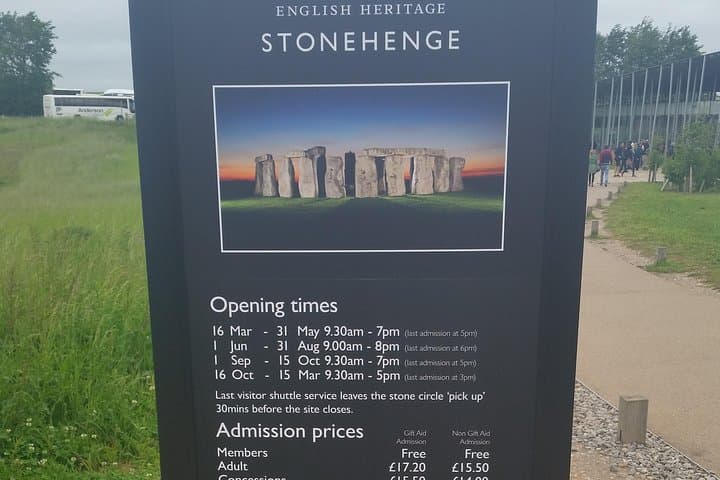 Private Heathrow Transfer to Stonehenge — 3-Hour Self-Guided Visit photo 4