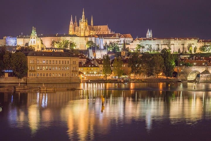 Private transfer from Cesky Krumlov to Prague with two sightseeing stops photo 2