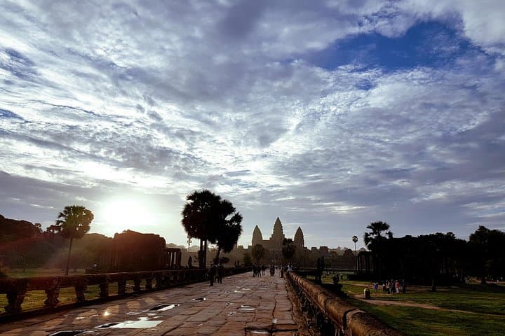Angkor Small Tour: Angkor Wat, Bayon, Ta Prohm & Banteay Srei in One Day photo 2