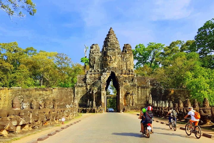 Angkor Small Tour: Angkor Wat, Bayon, Ta Prohm & Banteay Srei in One Day photo 3
