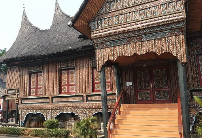 Harmony and Beauty: Jakarta Unity Tour to Istiqlal, Cathedral & Batik photo 4