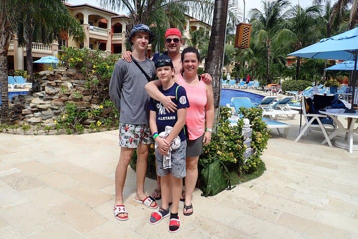Infinity Bay West Bay Beach Day Pass — Roatan Resort Beach Break photo 6