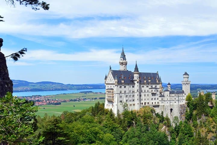 VIP Day Trip to Neuschwanstein and Linderhof Castles from Munich